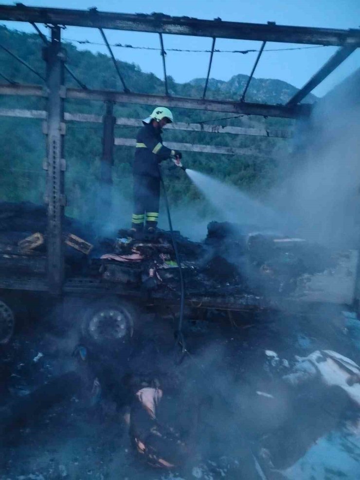 Çorum’da tırın dorsesi alev alev yandı