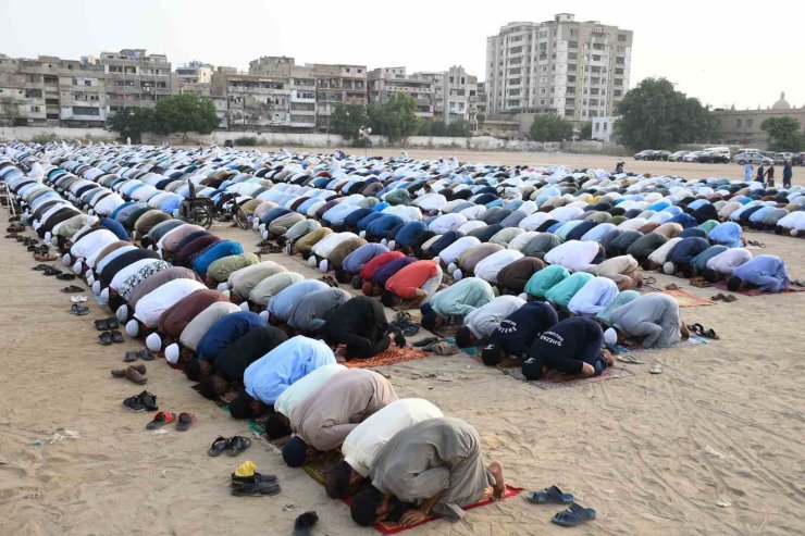 Pakistan’da Müslümanlar bayram namazı kıldı