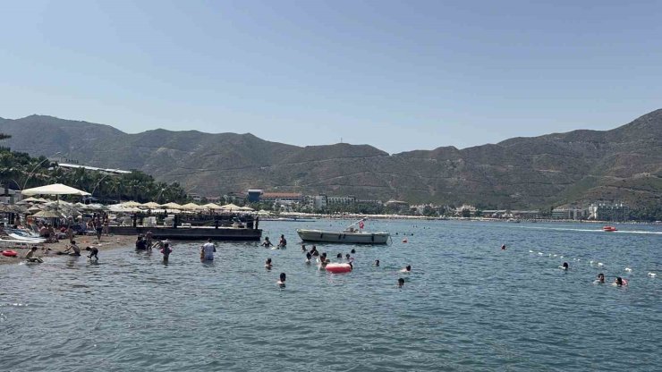 Marmaris’te bayram sıcaklığı: Tatilciler sahillere akın etti