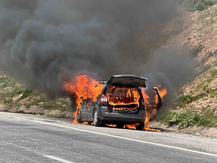 Sivas’ta seyir halindeki otomobil alev aldı, faciadan dönüldü