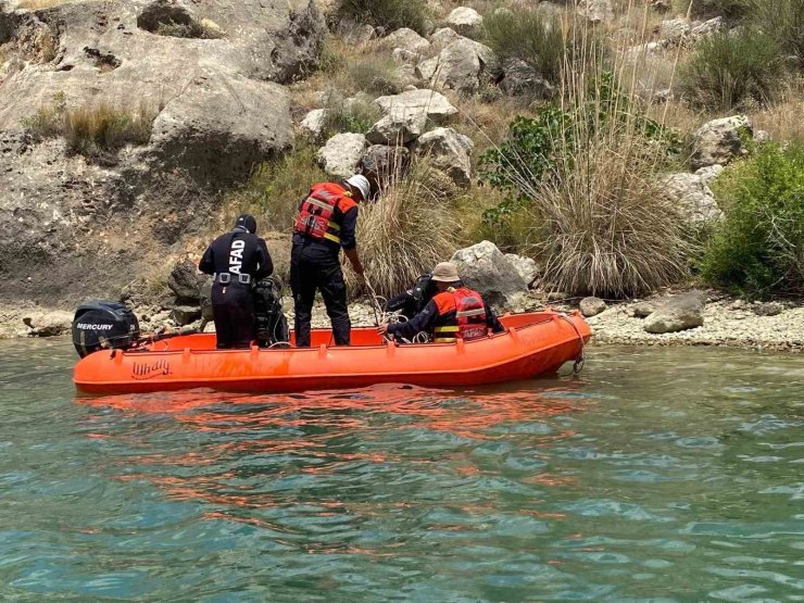 Gaziantep’in Araban ilçesinde 24 Mayıs 2025 günü ailesiyle fıstık bahçesindeyken kaybolan 10 yaşındaki otizmli Onurcan Özdemir’in cansız bedeni Fırat Nehri’nde bulundu. Cenazenin sudan çıkarılması ve tam kimlik teşhisi için