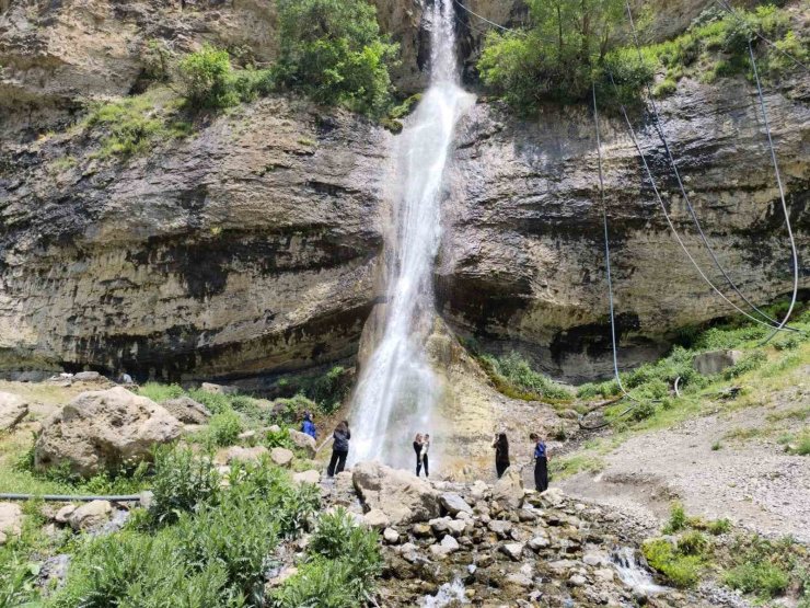 Ağaçdibi Şelalesi’ne 3 günde 4 bin kişi ziyaret etti
