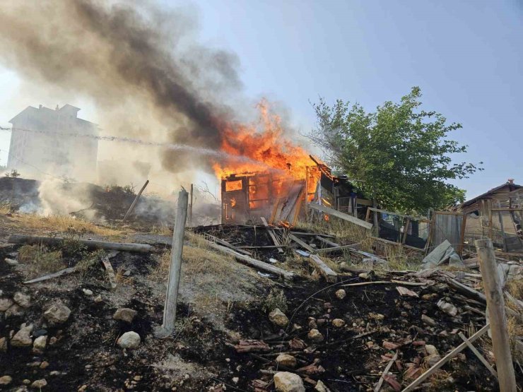 Malatya’da araç ve baraka yangını
