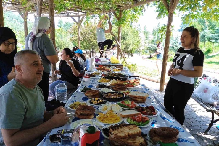 Bayramın son gününde mesirelik alanlarda piknikçiler ile doldu