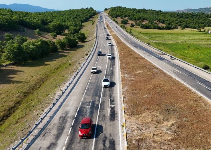 Bayram tatilinden dönenler trafik yoğunluğu oluşturdu