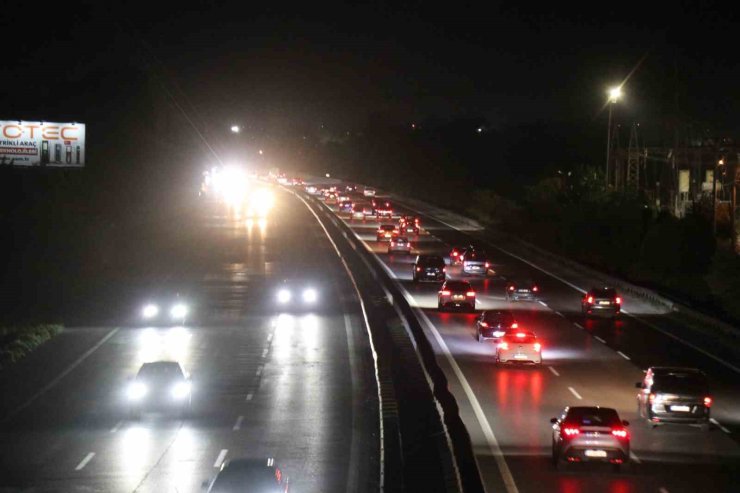Bayramın bitmesini beklemeyenler otoyolda akıcı yoğunluk oluşturdu