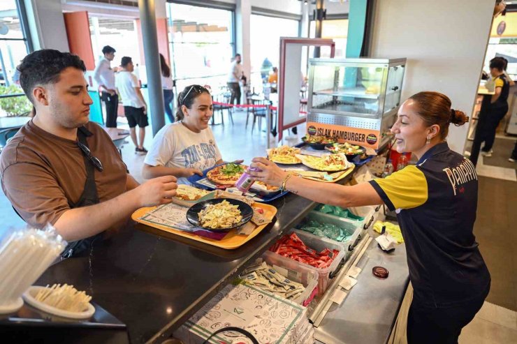 Mersin’de bayramda sahil kafelerine yoğun ilgi