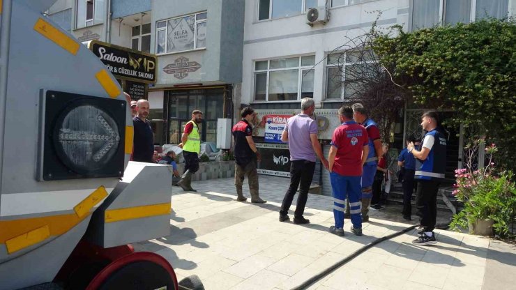 Sel temizleme çalışmalarında karbonmonoksit gazı zehirlenmesi: 2 belediye işçisi hastaneye kaldırıldı