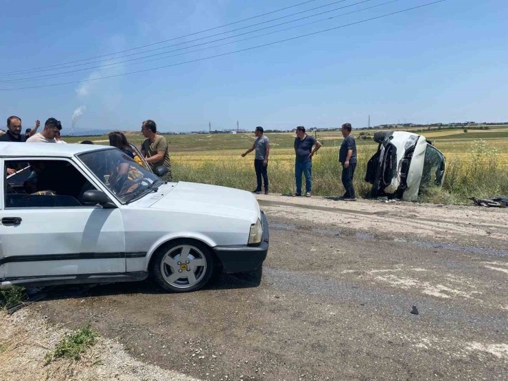 Uşak’ta iki araç çarpıştı: 5 kişi yaralandı