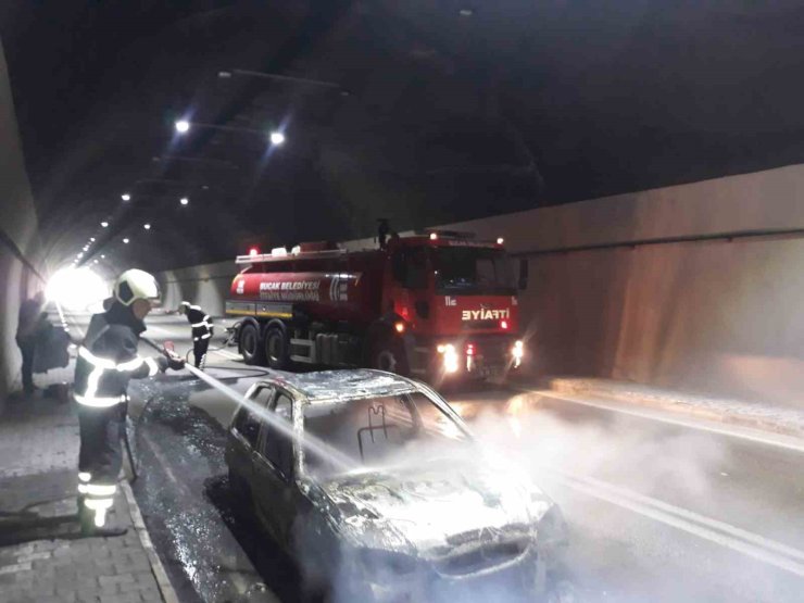 Tünel içinde alevlere teslim olan otomobil kullanılamaz hale geldi