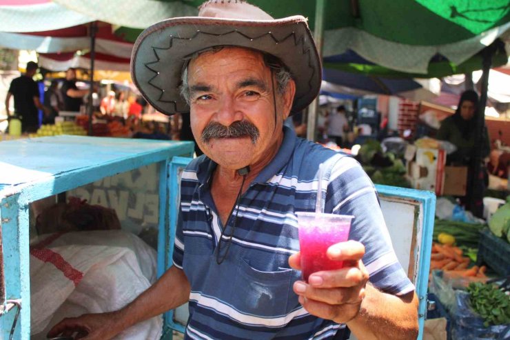 Sıcak havalarda pazarcıları serinletiyor