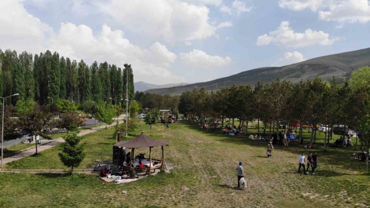 Bayburt’ta piknik alanları doldu