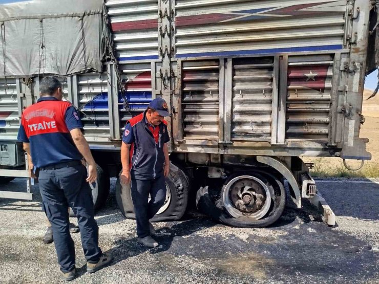 Balataları tutuşan tırın küle dönmesini itfaiye önledi