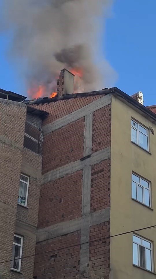 Elazığ’da çatı yangını, paniğe neden oldu