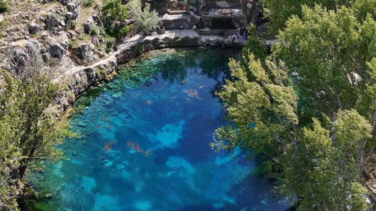 Tabiat harikası Gökpınar Gölü, turkuaz tonu ile herkesi hayran bırakıyor