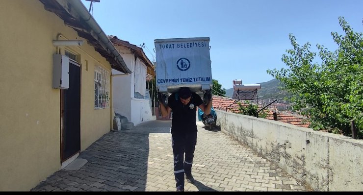 Çöp tenekesini sırtlayan personel temizlikte sınır tanımadı