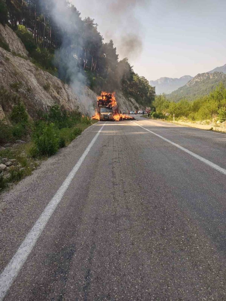 Saman yüklü araç alev alev yandı