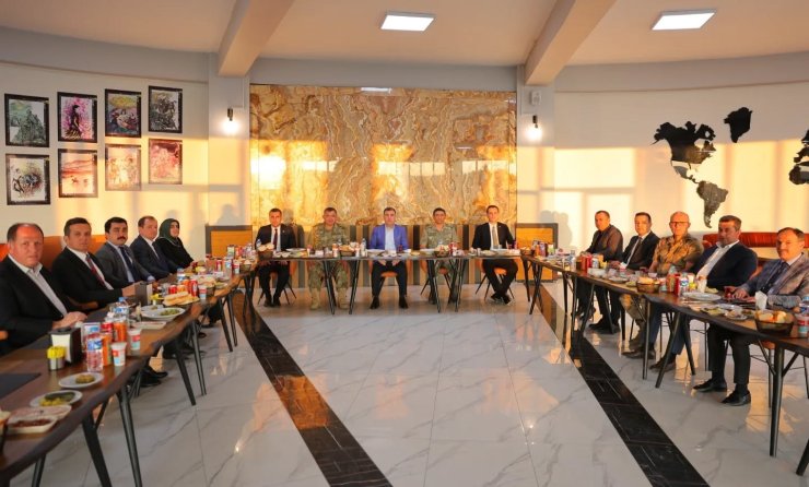 Bayburt’ta garnizon komutanı ve 2 ilçenin kaymakamları için veda yemeği düzenlendi