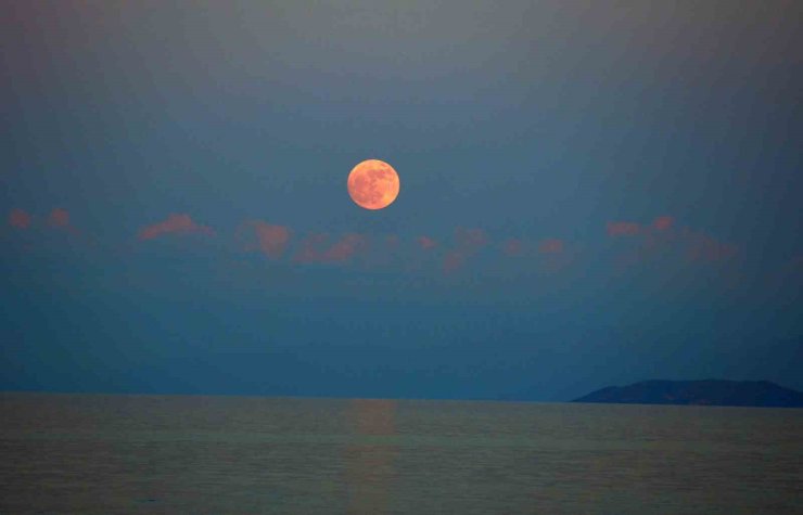Van Gölü üzerinde dolunay güzelliği