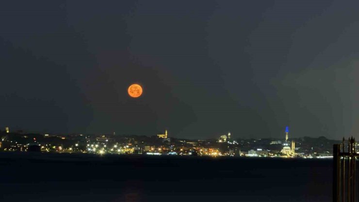 "Çilek Dolunayı" İstanbul Avrupa Yakası’ndan böyle görüntülendi
