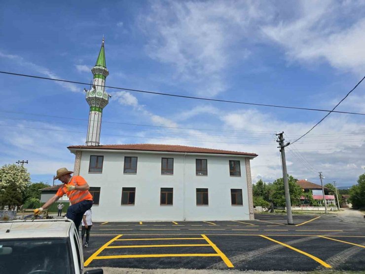 Cami çevresi düzenlendi