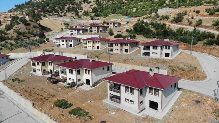 Deprem mağduru nine: "Hiç aklıma gelmezdi böyle ev yapacakları"