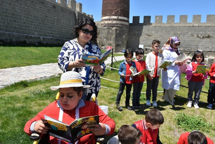 Erzurum kalesinde okuma şenliği