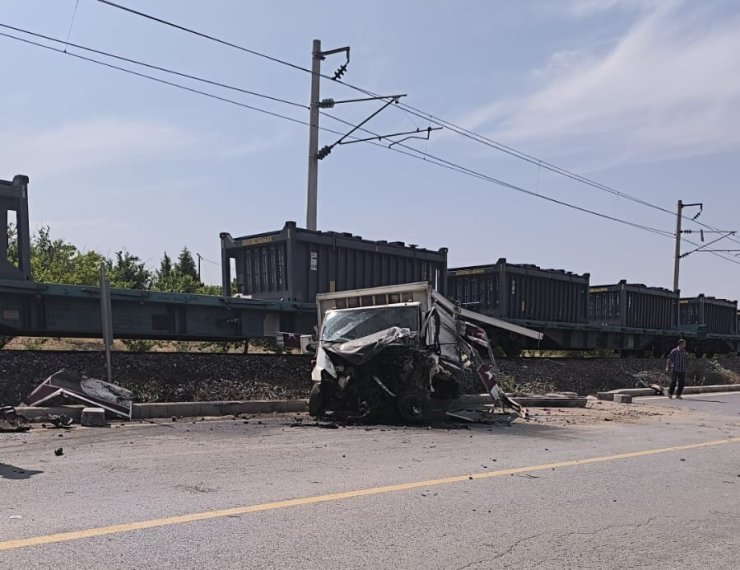Malatya’da yük treni kamyonete çarptı