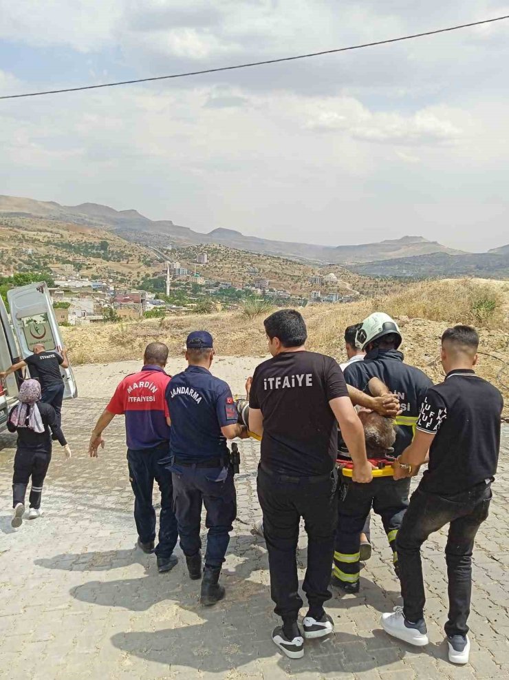 Sürücüsünün kontrolünden çıkan kamyon, çukura düştü: 2 yaralı