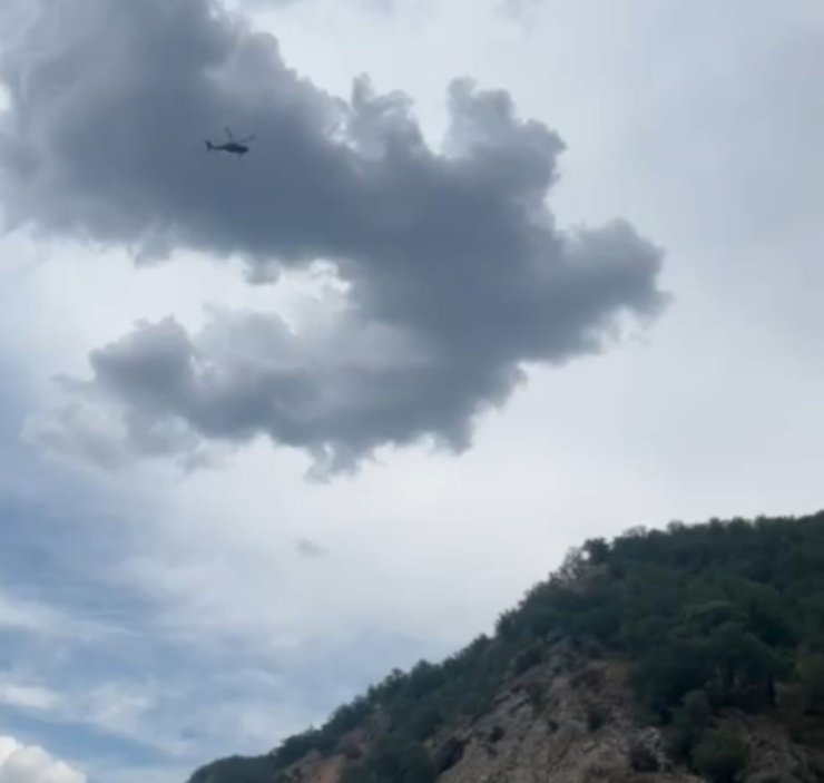 Gabar Dağı’nda kayalıklardan düşen genç, askeri helikopterle alındı