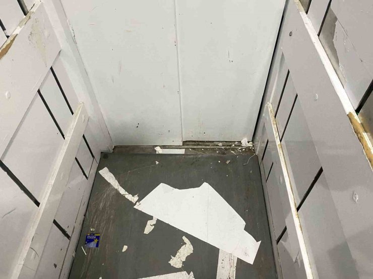 Ağrı Belediyesi’ndeki asansör tehlike saçıyor