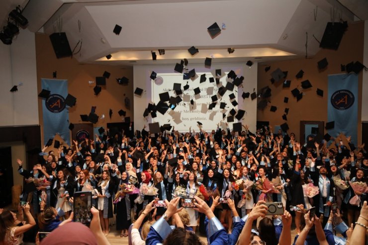 Akdeniz Üniversitesi’nde geleceğin hemşireleri kep attı