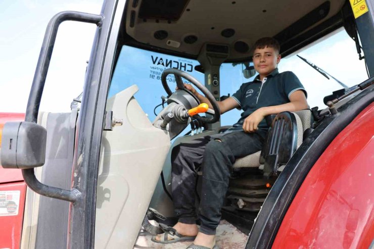 14 yaşındaki ortaokul öğrencisi Muhammet Efe tek başına 300 dönüm arazide üretim yapıyor