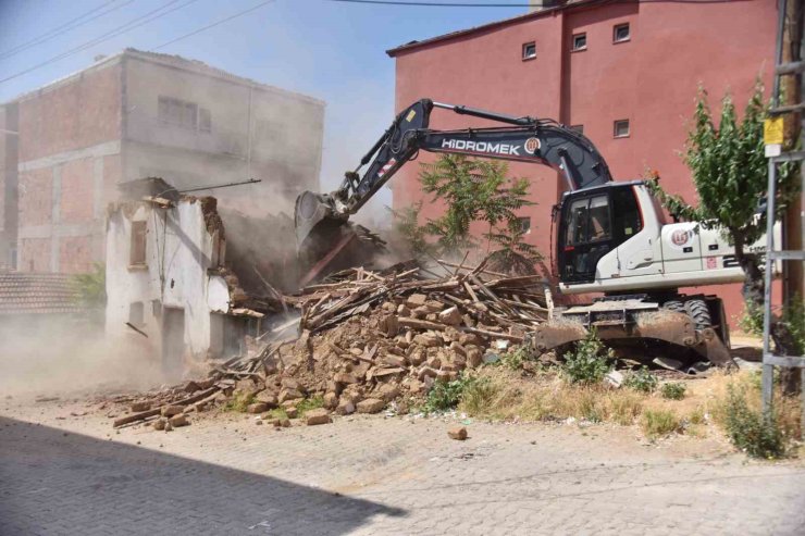 Bilecik’te metruk binalar yıkılıyor