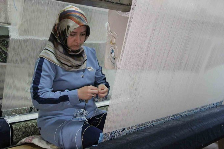 Çorumlu kadınlar ipeği sanata dönüştürüyor, aile bütçesine katkı sağlıyor
