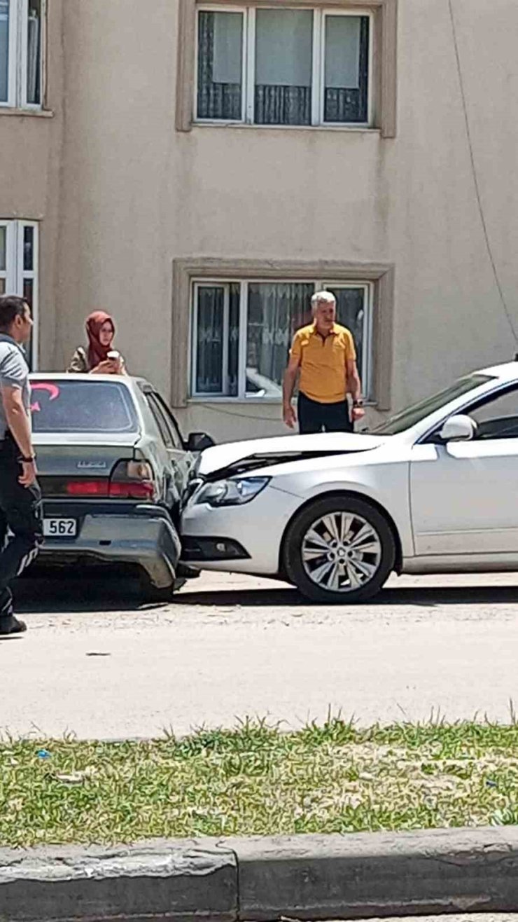 Kalp krizi geçiren sürücü zincirleme kazaya neden oldu