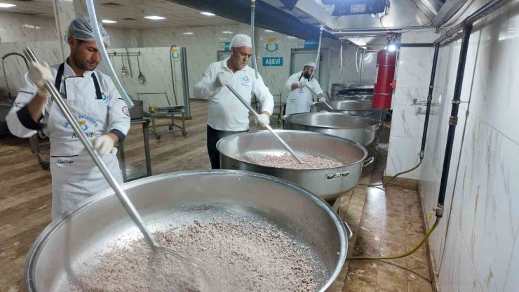 Haliliye’de ihtiyaç sahiplerine sıcak yemek hizmeti