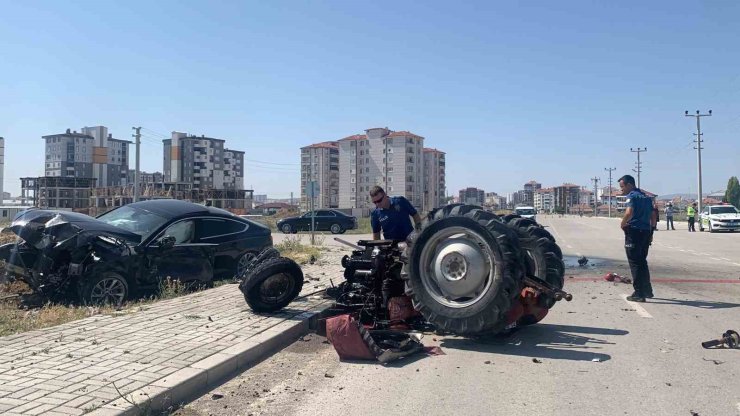 Otomobille çarpışan traktör parçalandı: 1 ölü