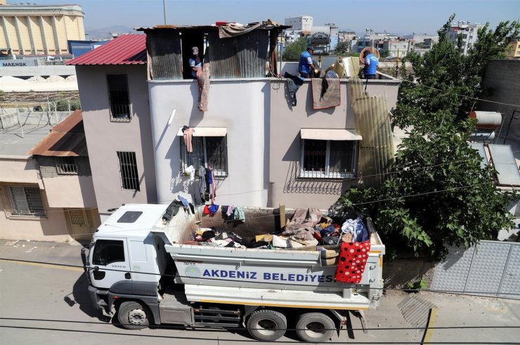 Mersin’de bir evden 2 kamyon çöp çıkarıldı
