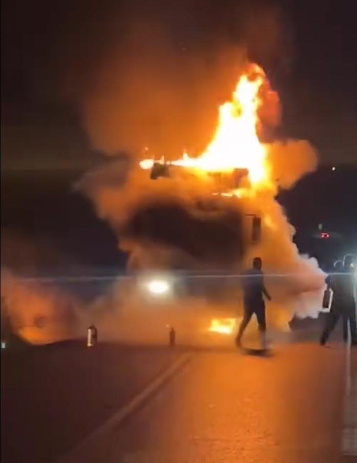 Tır alev alev yandı