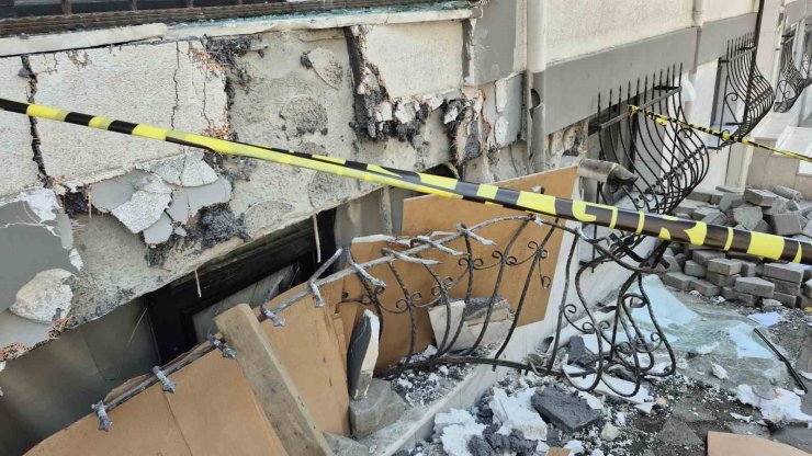 Sultangazi’de yokuş aşağı inerken freni boşalan kamyonet binaya çarptı: 1 yaralı