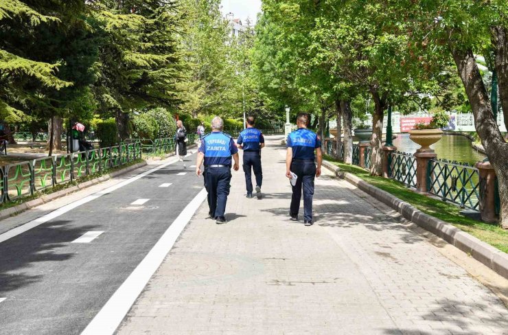 Yerlere sigara izmariti, çöp atan 62 vatandaşa 183 bin 86 lira para cezası uygulandı