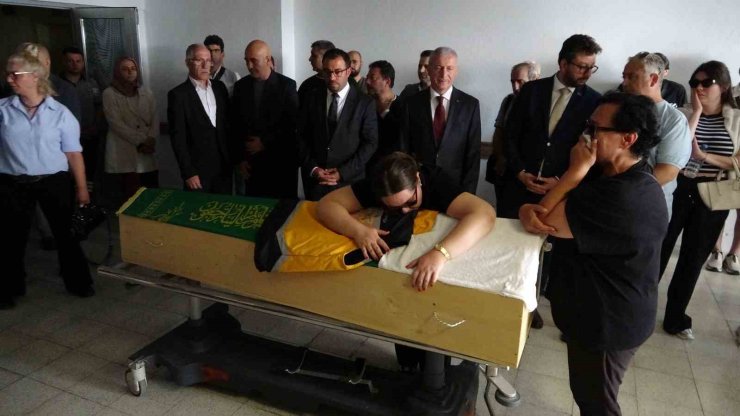 Düğününe 3 ay kalmıştı...Nişanlısı tabutuna sarılarak gözyaşı döktü