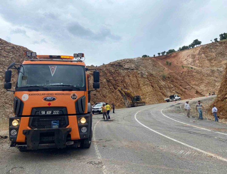 Yoldan çıkan tırın üzerindeki iş makinası düştü