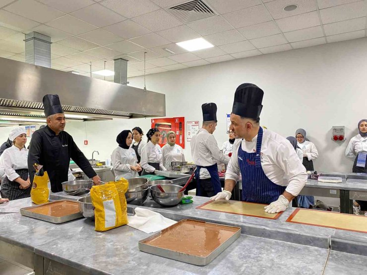 Şefler lezzet sırlarını öğrencilerle paylaştı