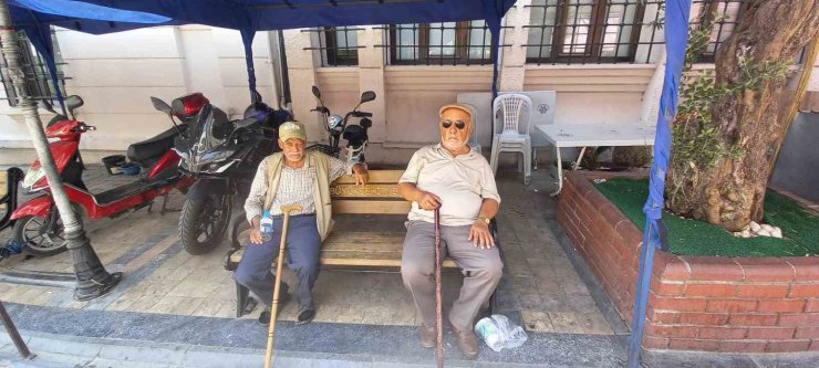 Aydın’da termometreler 39’u gösterdi, vatandaşlar gölgeye sığındı
