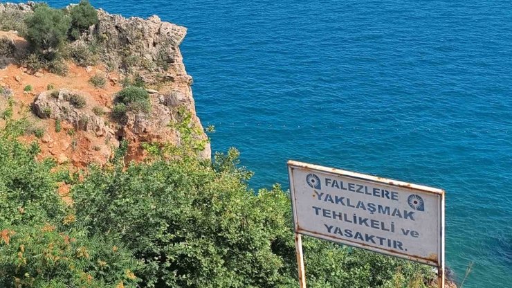 Çit ve uyarı tabelasını dikkate almayıp falezlere çıkan gençler ölüm atlayışları yapıyor