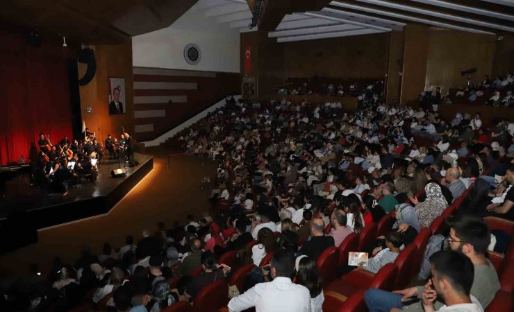 Atatürk Üniversitesi oda orkestrası ilk konseriyle sanatseverleri büyüledi