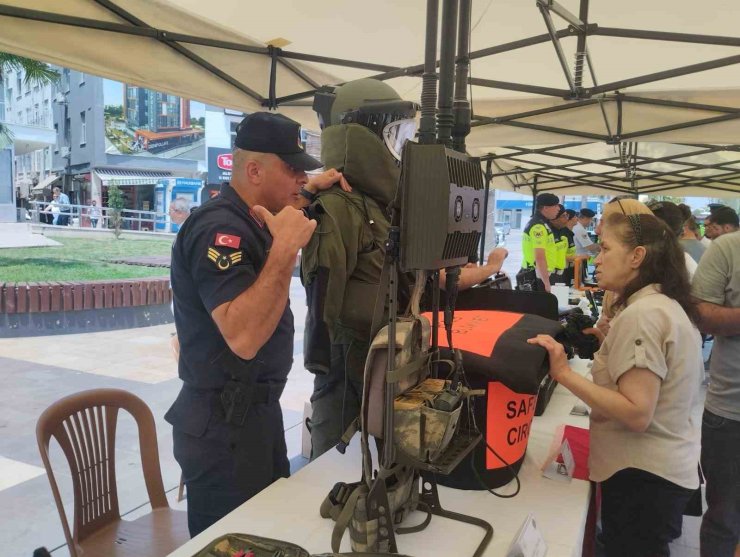 Denizli İl Jandarma Komutanlığı teknolojik donanımını vatandaşlara tanıttı