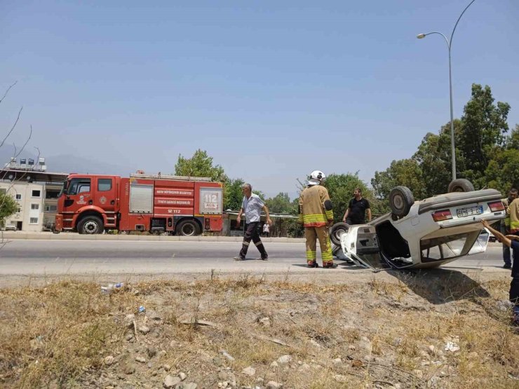 Kırıkhan’da ters dönen otomobildeki 2 kişi yaralandı